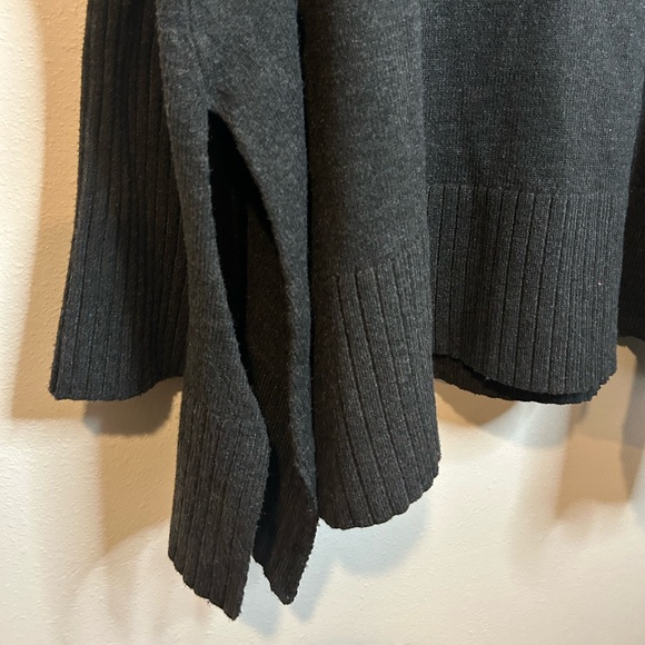 EUC FREE PEOPLE OVERSIZED V-NECK SWEATER IN CHARCOAL GREY. SIZE SMALL. - Picture 5 of 9